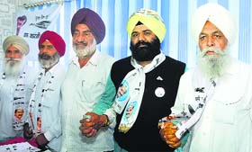 AAP candidate from Anandpur Sahib Himmat Shergill (second from right) along with Sikh farmers from Gujarat at a press conference in Mohali on Tuesday