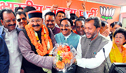 Pauri MP Satpal Maharaj, who recently joined the BJP, being greeted by senior state BJP leaders at the party office in Dehradun on Wednesday