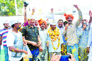 AAP supporters welcome Arvind Kejriwal in Jhajjar on Friday.
