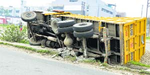 A gravel-laden truck overturned on the NH-I in Ludhiana on Thursday night after the driver lost control over the vehicle. The driver had a miraculous escape.