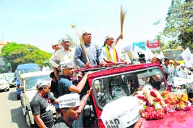 V Balakrishnan (centre), AAP candidate from the Bangalore Central constituency, with party chief Arvind Kejriwal during a road show in Bangalore