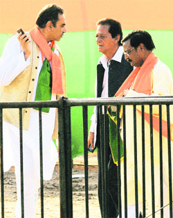 Former MP Satya Pal Jain and BJP city unit chief Sanjay Tandon persuade ex-MP Harmohan Dhawan to go to the stage at BJP prime ministerial candidate Narendra Modis rally in Sector 34, Chandigarh, on Saturday.