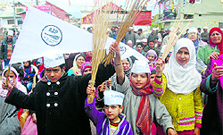 Supporters of AAP candidate Raja Muzaffar Bhat during a rally at Mehjoor Nagar in Srinagar on Sunday