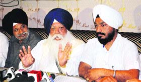 Ragubir Singh (centre) and Gurinder Singh Rishi (right) of All India Prajapati Kumhar Mahasabha address mediapersons in Amritsar on Monday.