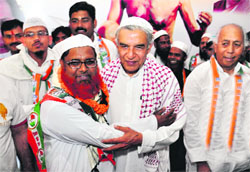 Congress candidate Pawan Bansal welcomes Maulana Mohammad Kasim of the BJP into the party fold as CTCC chief BB Behl (right) looks on, at the Congress Bhawan in Sector 35, Chandigarh, on Monday. Tribune photo: Parvesh Chauhan