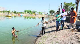 Volunteers of Sahara Jan Sewa look for the youth who was suspected to have jumped into the lake in Bathinda on Tuesday.