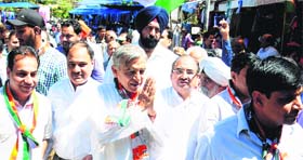 Pawan Kumar Bansal, Congress candidate for the Chandigarh Lok Sabha seat, campaigns at Sadar Bazaar, Sector 19, Chandigarh, on Tuesday.
