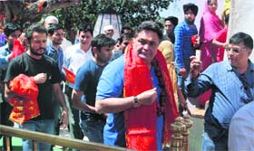 Bollywood star Rishi Kapoor visits the Mansa Devi temple in Panchkula to pay obeisance on Tuesday.
