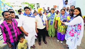 Bahujan Samaj Party candidate Jannat Jahan (extreme right) welcomes elected representatives of various village panchayats to the party fold at Sector 33 in Chandigarh on Tuesday.