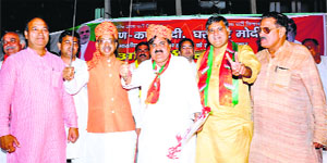 Rajya Sabha MP Vijay Goel and BJP candidate Ashwini Chopra being felicitated during an election meeting in Karnal on Monday night.