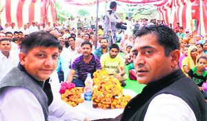 Congress candidate from the Hamirpur parliamentary segment Rajinder Rana and PCC member Satpal Raizada at a public meeting in the Una Sadar segment on Tuesday.