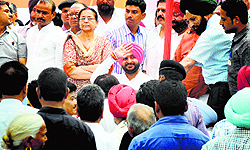 Congress candidate Ravneet Bittu waves to his supporters at Malhar road in Ludhiana
