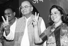 BJP leader Arun Jaitley along with party leader Meenakshi Lekhi during a meeting with workers in New Delhi on Tuesday. Tribune photo