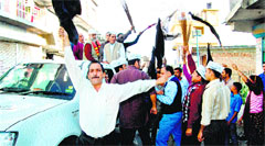 Workers of AAP and the BJP clash at Dheera village in Palampur on Tuesday. Photo: Ravinder Sood 