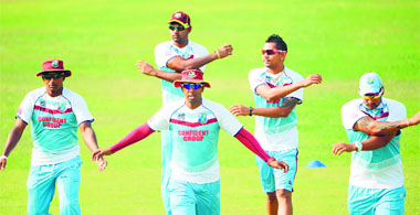 West Indies cricketers Krishmar Santokie, Denesh Ramdin, Samuel Badree (front), Sunil Narine and Ravi Rampaul warm up