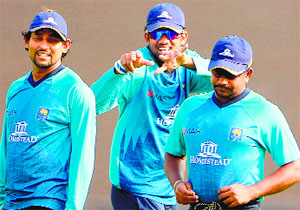 Sri Lankas Tillakaratne Dilshan, Thisara Perera and Rangana Herath attend a training session in Dhaka on Wednesday.