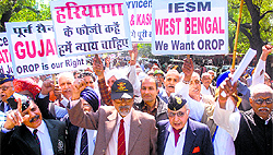 Members of the Indian Ex-Servicemen Movement rally for one rank, one pension at Jantar Mantar in New Delhi