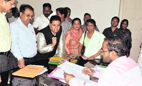 BJP workers from Garhi Cantt area inform Dehradun District Magistrate about the anomalies in the voters list on Thursday.