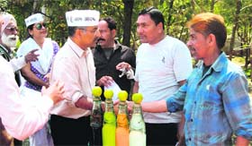 AAP candidate from the Tehri Garhwal Lok Sabha seat Anoop Nautiyal interacts with roadside vendors in Dehradun on Thursday.