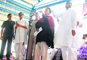 Rao Daan Singh blesses Shruti Choudhry at a poll meeting in Mahendragarh. 
