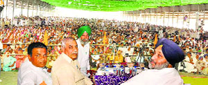 Punjab Deputy Chief Minister and SAD president Sukhbir Singh Badal and INLD state chief Ashok Arora during a public meeting in Pehowa.