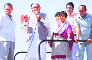 Chief Minister Bhupinder Singh Hooda addresses a gathering during his roadshow in Jhajjar on Thursday.