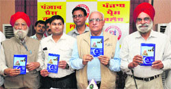Punjab and Haryana High Court advocate and RTI activist HC Arora at the release of his book Jang Jari Hai in Jalandhar on Thursday. Tribune photo: Malkiat Singh