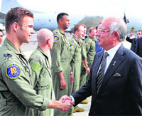 Malaysian PM Najib Rajak meets Australian Air Force personnel at Perth on Thursday.