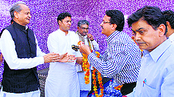 Former Rajasthan Chief Minister Ashok Gehlot and state Congress chief Ashok Tanwar welcomed during an election meeting at Sirsa on Friday