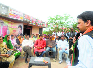 Anurag Thakur , BJP candidate from the Hamirpur parliamentary constituency, addresses an election meeting at Gawardu on Friday.