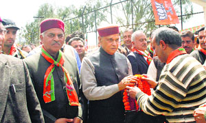 Former Chief Minister PK Dhumal and BJP Shimla Lok Sabha candidate Virender Kashyap being welcomed by supporters at Ghanatti near Shimla on Friday.