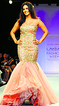 Sheer fabrics can be worn in all seasons and on all occasions, whether formal or casual