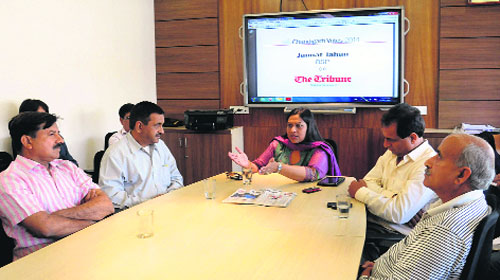 Jannat Jahan explains her point to eminent residents (from left to right) Zulfikar Khan, Sanjeev Sagar, Chander Verma and Deepak Kaushik during an interactive session Chandigarh Votes 2014 at The Tribune office.