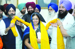 New Delhi constituency candidate of the BJP Meenakshi Lekhi being welecomed by DSGMC president Manjeet Singh GK and members of the transporters association at a meeting in New Delhi on Saturday. tribune photo: Mukesh Aggarwal 
