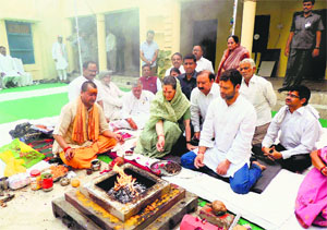 Congress chief Sonia Gandhi and vice-president Rahul Gandhi performing a prayer before Sonias filing of her nomination for the Rae Bareli Lok Sabha constituency in Uttar Pradesh on April 2. PTI