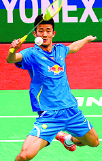Chinas Chen Long beat Jan O Jorgensen 21-15, 21-23, 21-19 in the other semifinal to earn the right to take on world No. 1 Lee Chong Wei in the final on Sunday