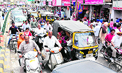 Traffic came to a standstill outside SSD Senior Secondary School at Gol Diggi, which was one of the centres for JEE (Mains) examination