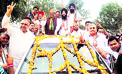 Rajya Sabha MP Avinash Rai Khanna and CMs adviser Tikshan Sud share the vehicle with 