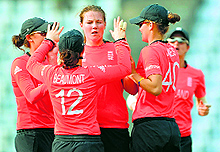 Anya Shrubsole (C) celebrates the wicket of Australian batswoman Jess Jonassen with teammates