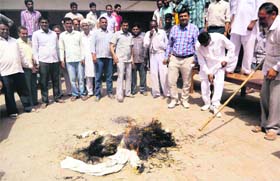 Villagers burn an effigy of Congress candidate Naveen Jindal in Mathana village of Kurukshetra on Monday.
