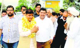 Congress candidate from Hamirpur Rajinder Rana and Gagret MLA Rakesh Kalia campaign in Gagret on Monday