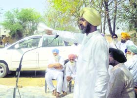 Peoples Party of Punjab chief Manpreet Singh Badal addresses villagers at Ganddu Khurd in Mansa on Monday
