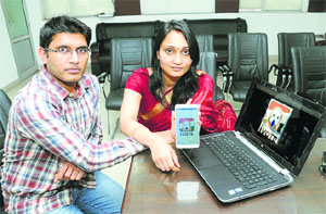 ADC Sonali Giri and Bathinda MC Commissioner Vipul Ujwal demonstrate the mobile app