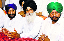 Jagdish Singh Jhinda, president of HSGPC, and INLD candidate from Karnal Jaswinder Singh Sandhu (right) address a press conference in Karnal on Tuesday