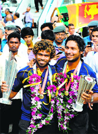 Lasith Malinga and Kumar Sangakkara get heroes welcome in Colombo on Tuesday.