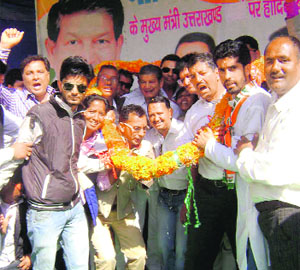 CM Harish Rawat is felicitated by Congress workers at an election meeting at Gangolihat on Wednesday. 