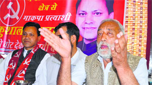 CPM leader Rakesh Singha and Kushal Bhardwaj address mediapersons in Mandi on Wednesday.