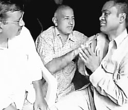 AAP convener Arvind Kejriwal and Manish Sisodia meet auto-rickshaw driver Lali in New Delhi on Wednesday.