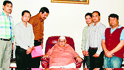 Uttarakhand Governor Aziz Qureshi along with teachers of Kumaon University at Raj Bhavan in Dehradun on Thursday