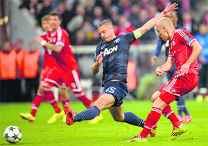 Bayern Munichs Arjen Robben shoots to score against Manchester United during their Champions League quarterfinal in Munich
